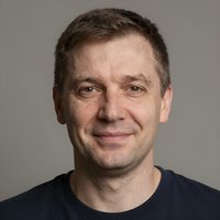 Улыбающийся мужчина, оставивший положительный отзыв о правилах отыгрыша бонусов в обзорах казино Gamerdome