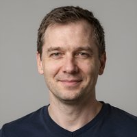 Улыбающийся клиент Gamerdome, оставивший положительный отзыв о детальном анализе платежных систем казино